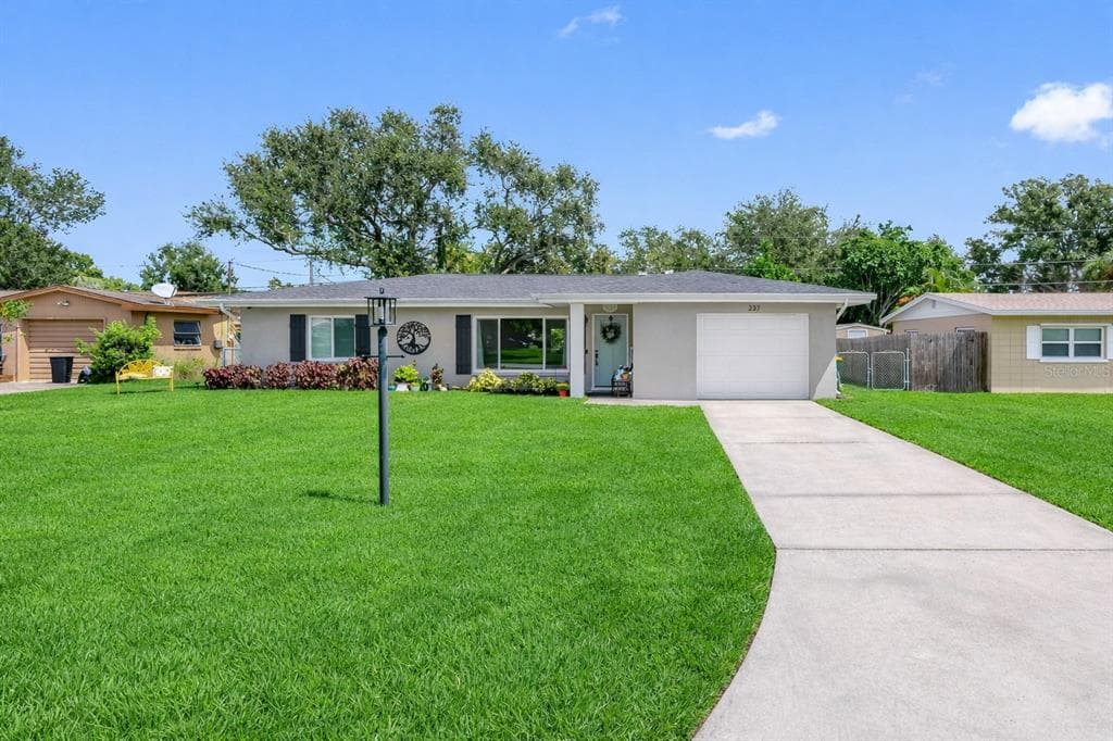 237 MINEOLA DRIVE E BELLEAIR BLUFFS, FL 33770