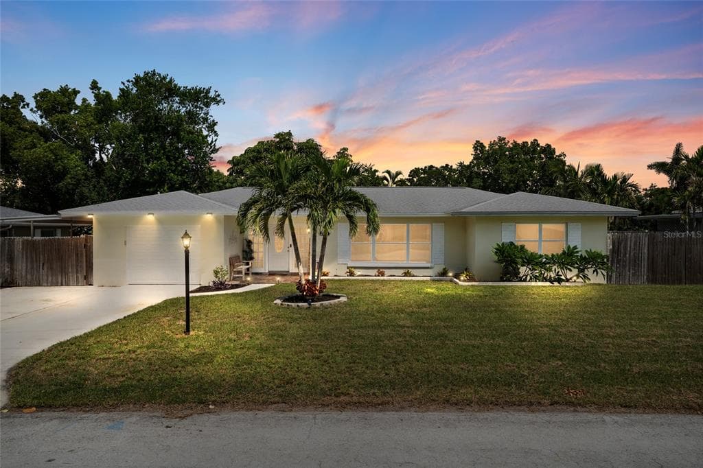 2979 DEL RIO DRIVE BELLEAIR BLUFFS, FL 33770