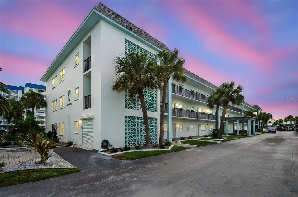 8 GLENCOE PLACE UNIT 307 DUNEDIN, FL 34698