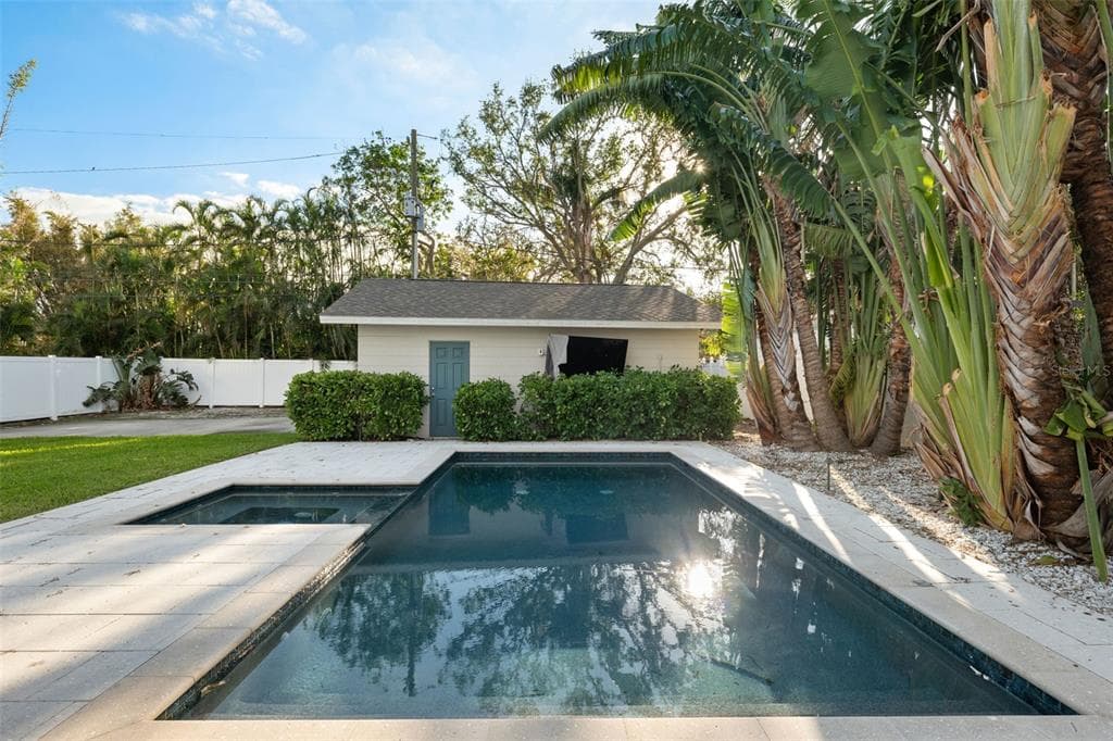 827 SNELL ISLE BOULEVARD NE ST PETERSBURG, FL 33704