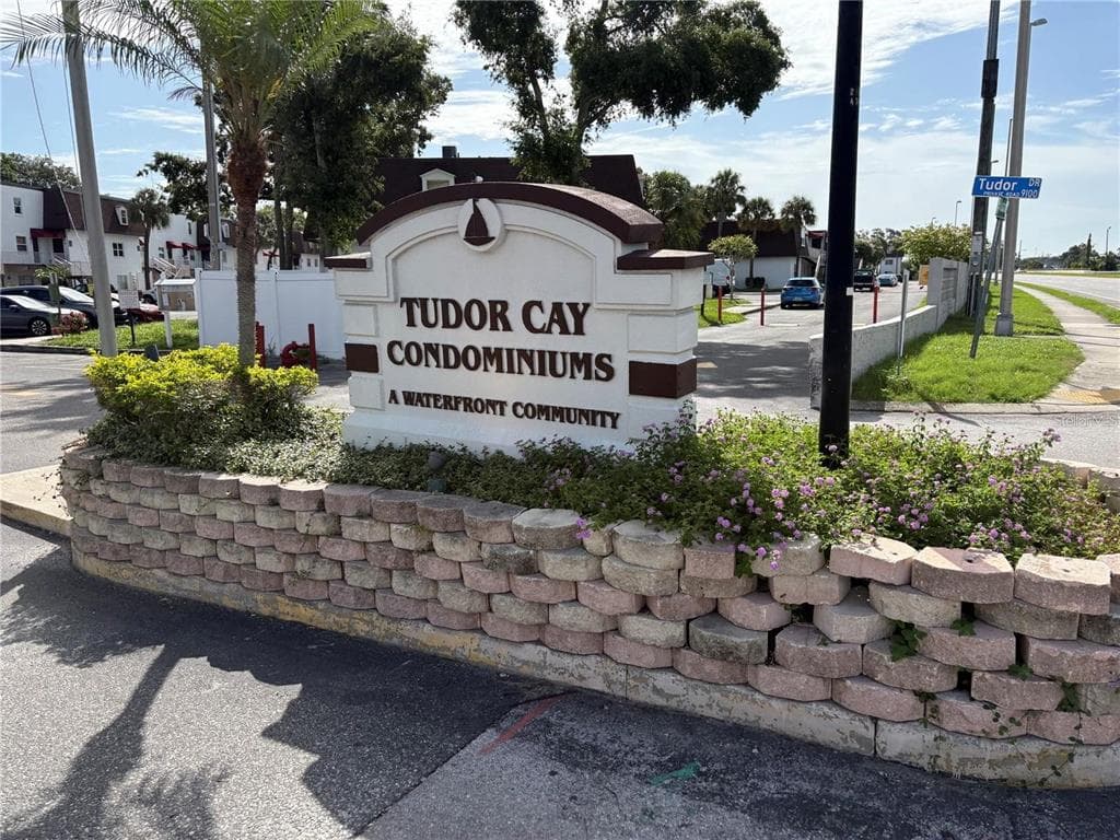 9138 TUDOR DRIVE UNIT M110 TAMPA, FL 33615