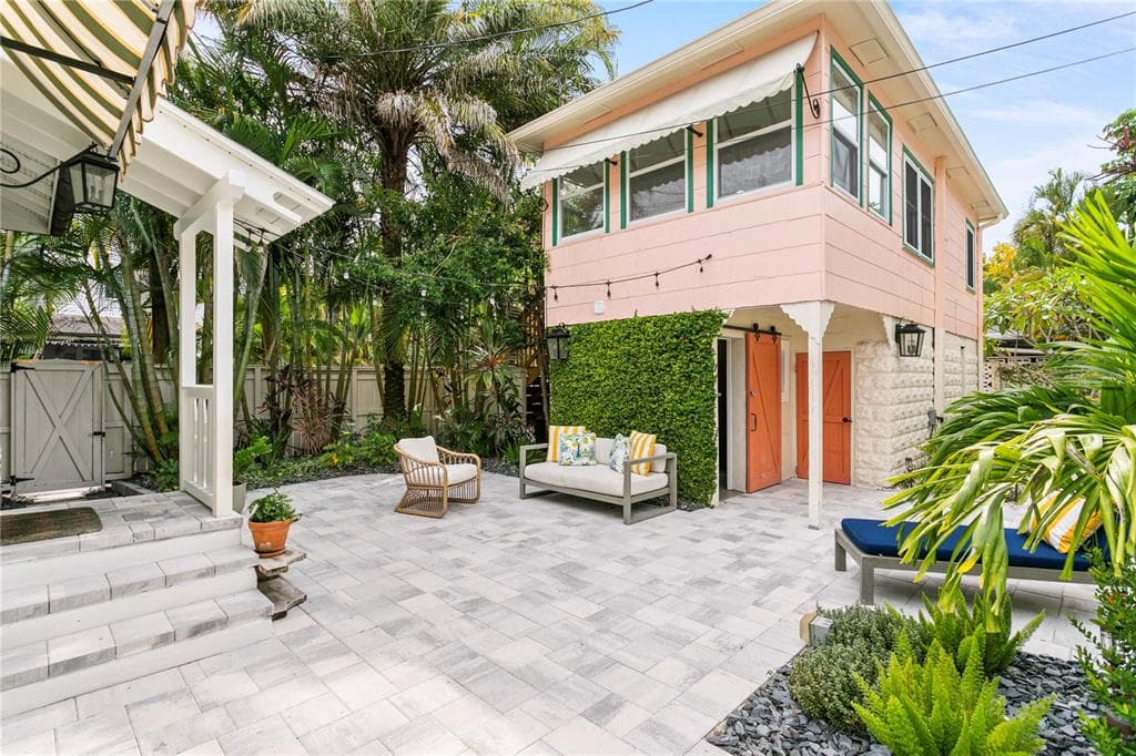 1716 OAK STREET NE ST PETERSBURG, FL 33704