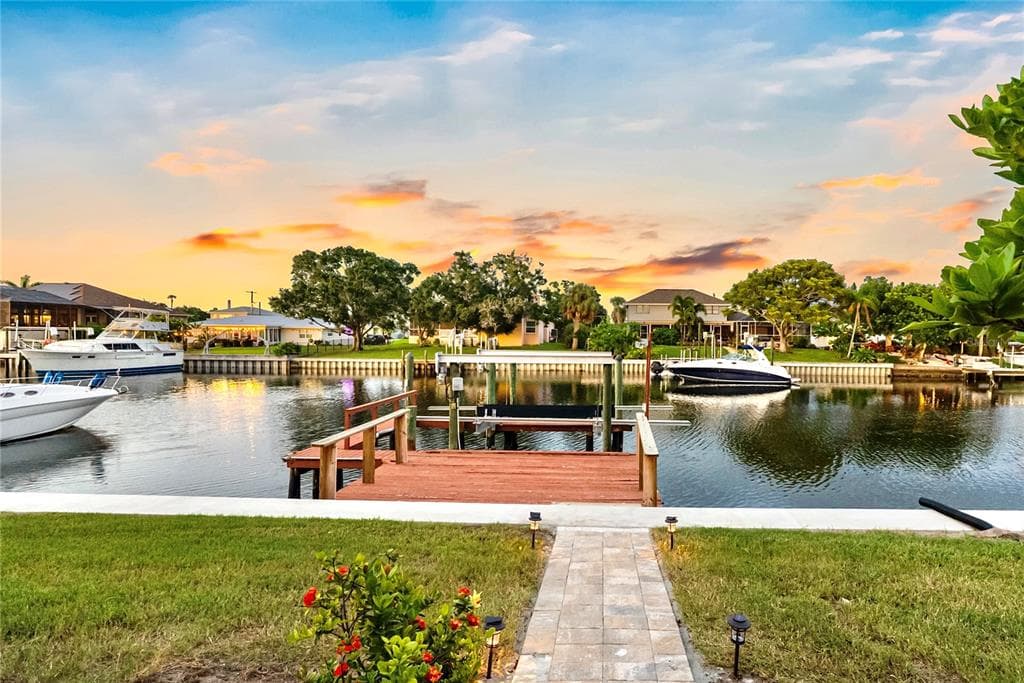 727 FLAMINGO DRIVE APOLLO BEACH, FL 33572