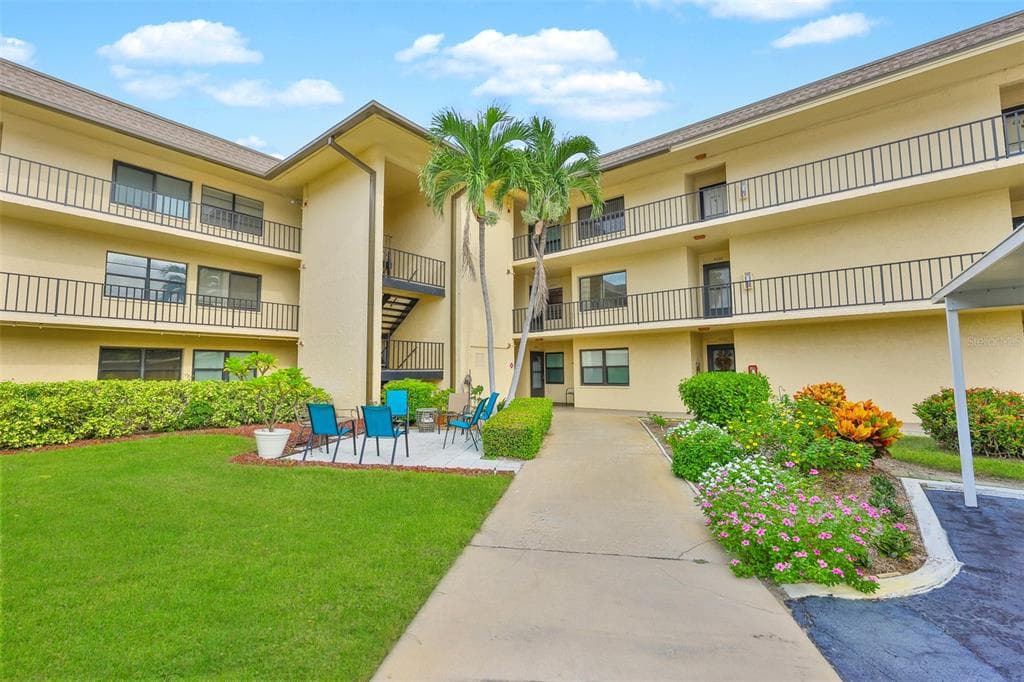 12300 VONN ROAD UNIT 4201 LARGO, FL 33774
