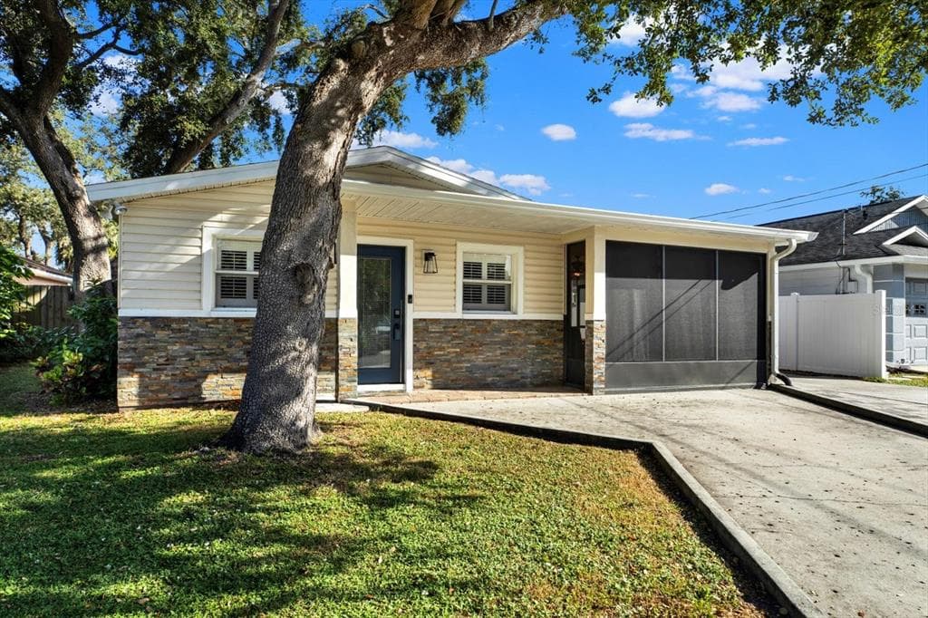 2907 W WALLACE AVENUE TAMPA, FL 33611