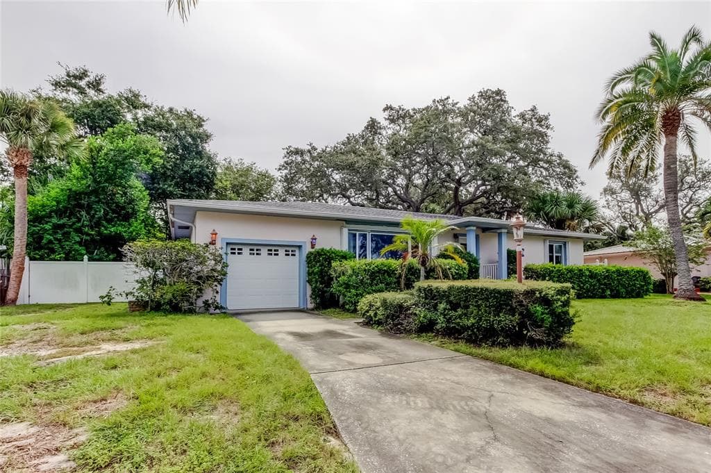 105 HARBOR VIEW LANE BELLEAIR BLUFFS, FL 33770