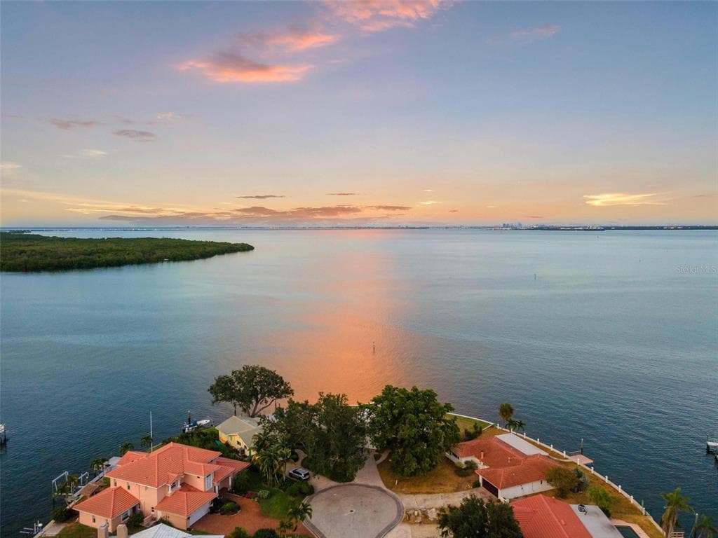2096 IOWA AVENUE NE ST PETERSBURG, FL 33703