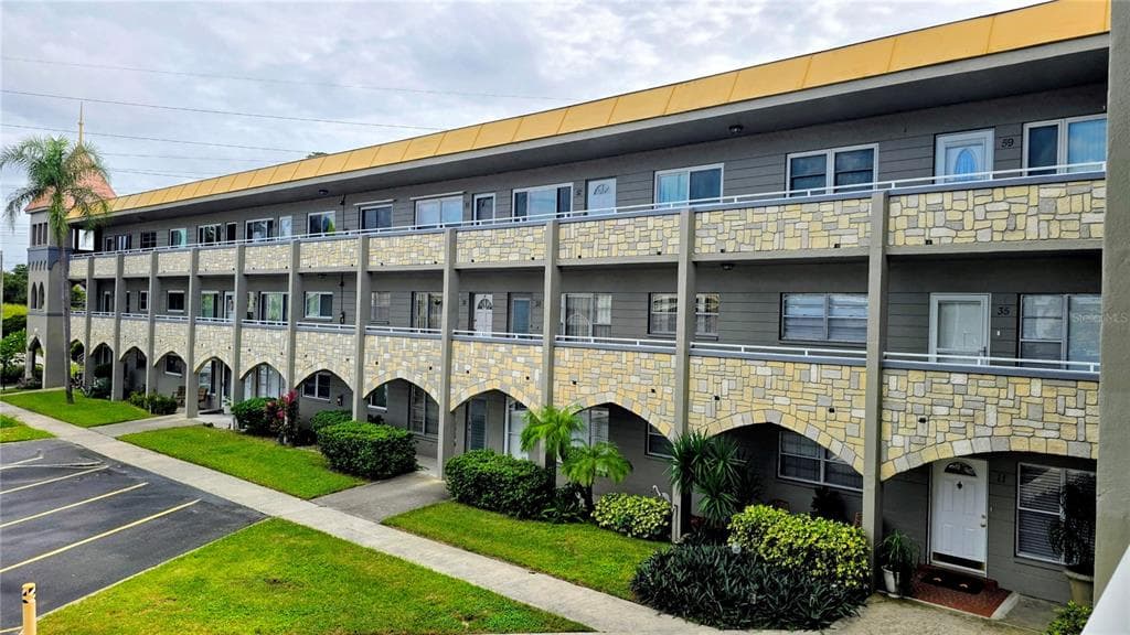 2461 CANADIAN WAY UNIT 33 CLEARWATER, FL 33763