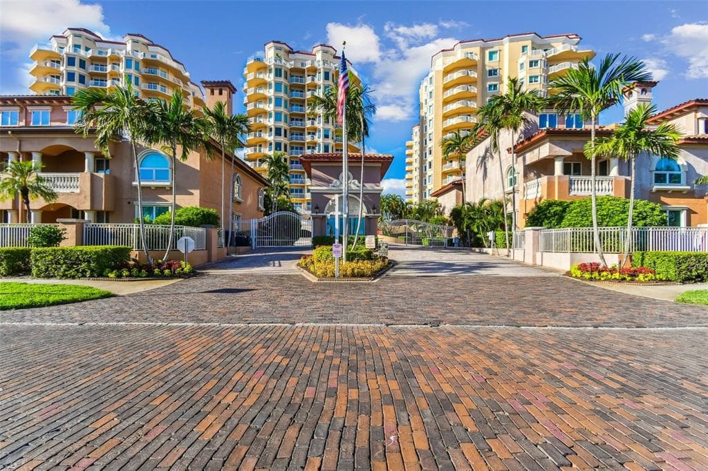 555 5TH AVENUE NE UNIT 424 ST PETERSBURG, FL 33701