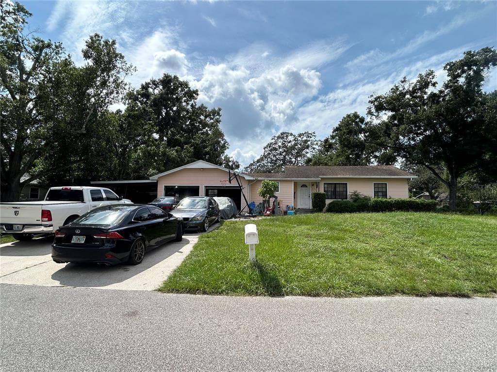 8106 N LYNN AVENUE TAMPA, FL 33604