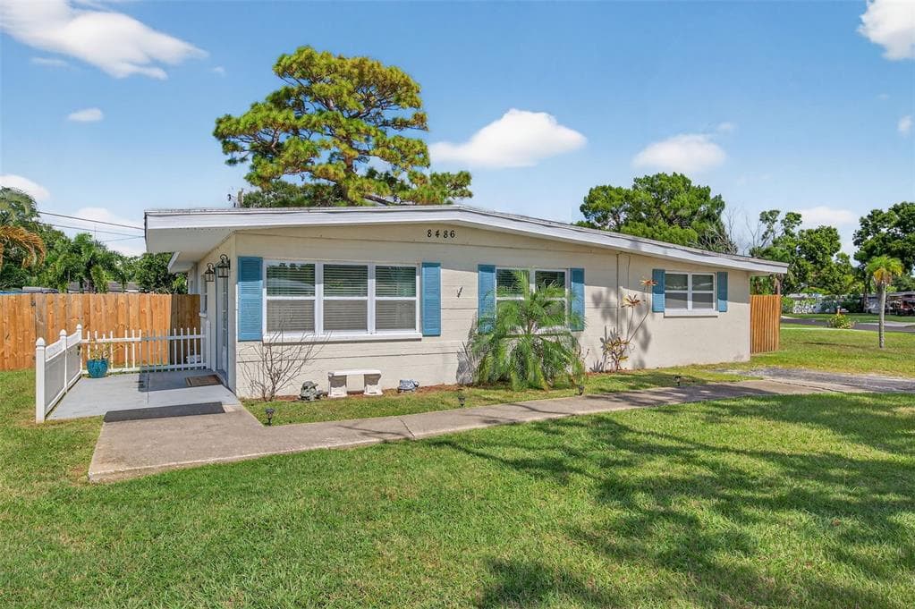 8486 PELICAN LANE SEMINOLE, FL 33777