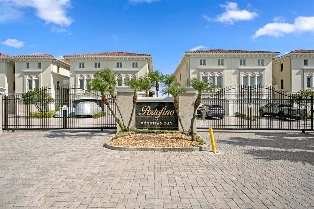 1040 PASEO DEL RIO NE ST PETERSBURG, FL 33702