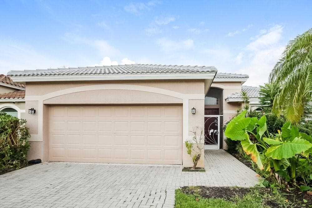 11244 LAKELAND CIRCLE FORT MYERS, FL 33913