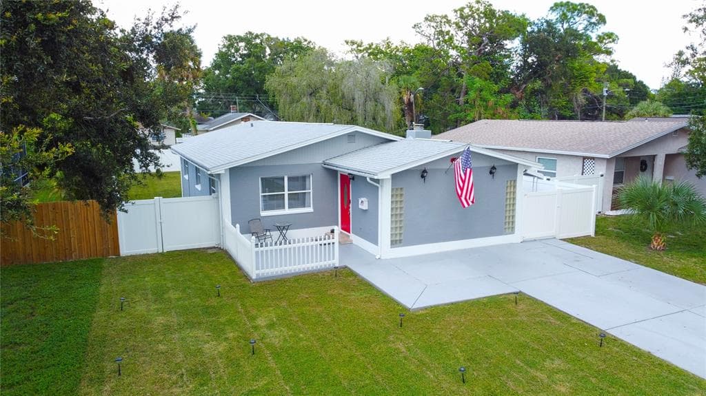 527 GLENOAK STREET N ST PETERSBURG, FL 33703