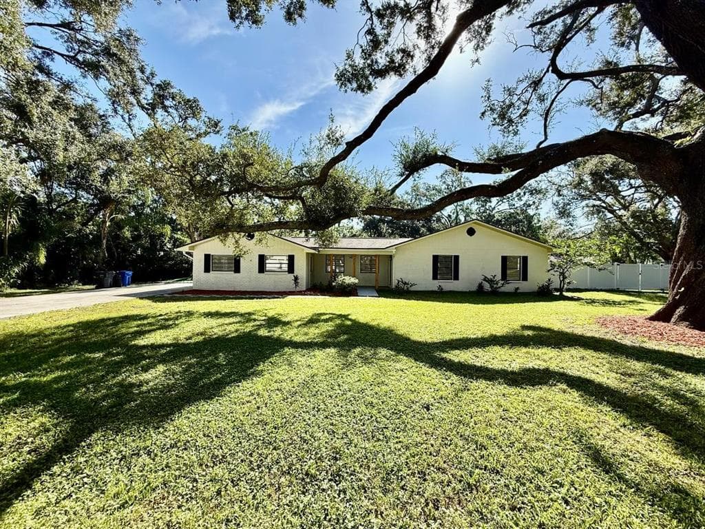 15611 WALDEN AVENUE TAMPA, FL 33618