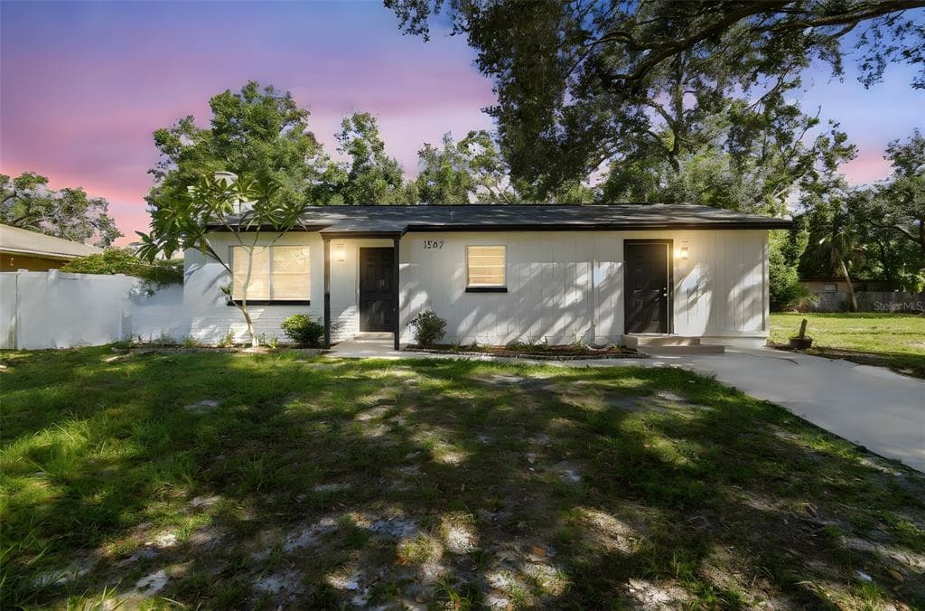1507 W HOLLYWOOD STREET TAMPA, FL 33604