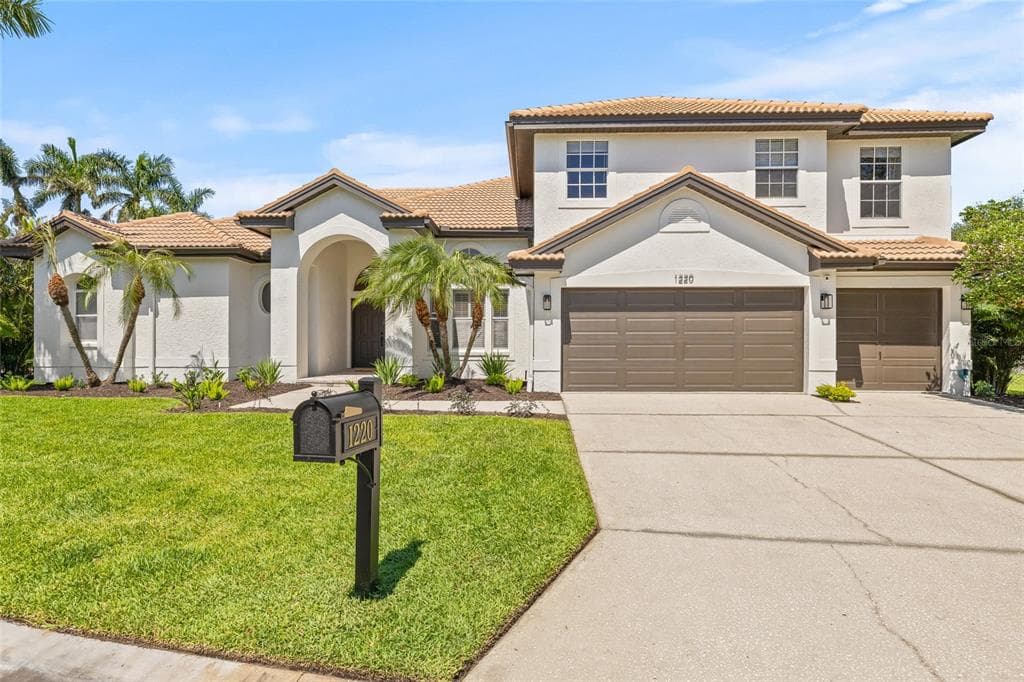 1220 DARLINGTON OAK CIRCLE NE ST PETERSBURG, FL 33703