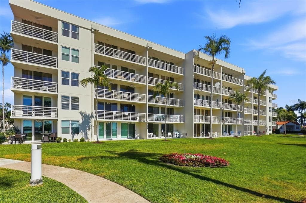 6021 BAHIA DEL MAR CIRCLE UNIT 137 ST PETERSBURG, FL 33715