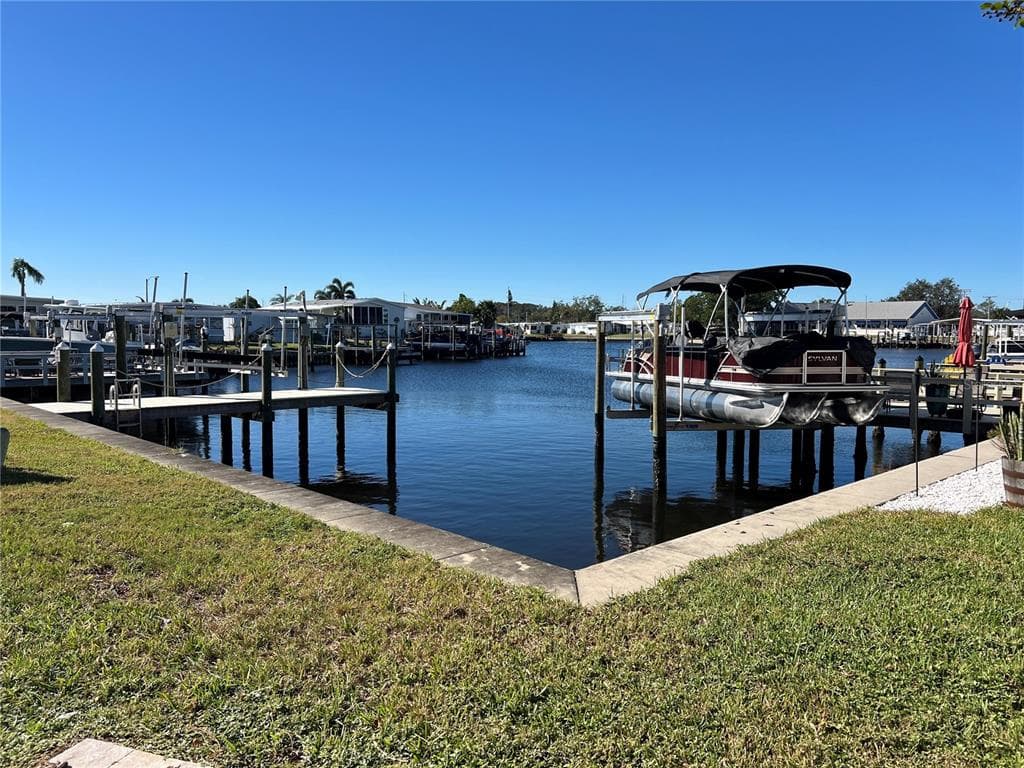 7250 MOUNT ARLINGTON DRIVE NE UNIT 427 ST PETERSBURG, FL 33702