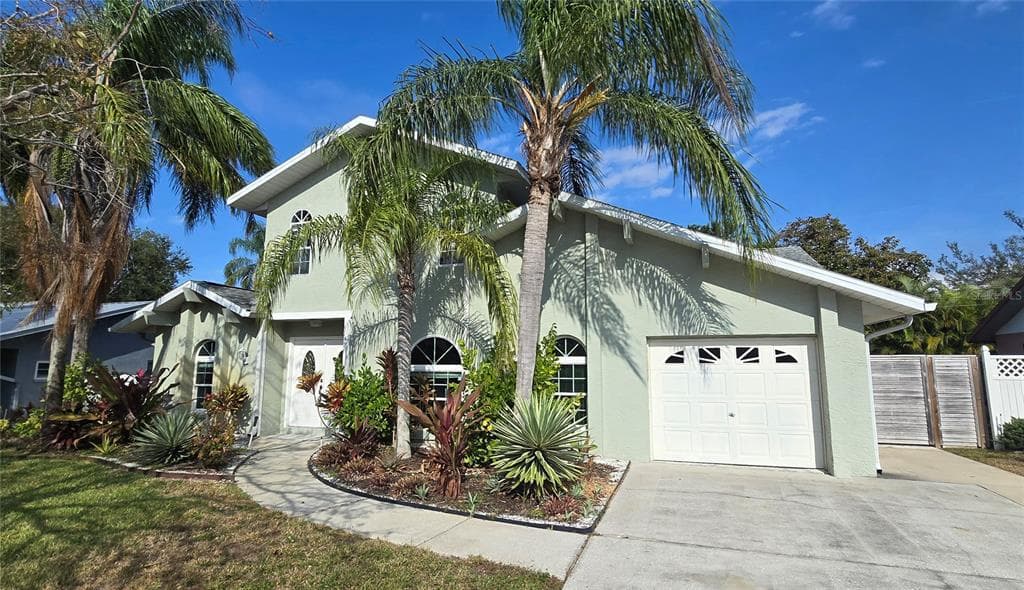 640 KENNETH WAY TARPON SPRINGS, FL 34689