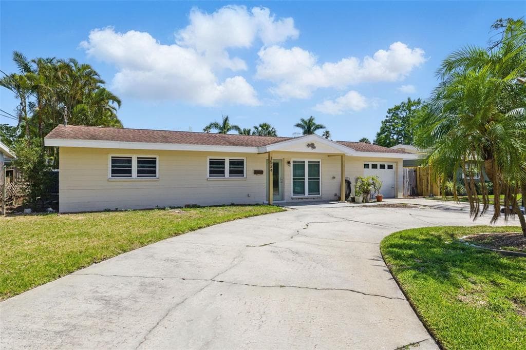 1524 CARSON CIRCLE NE ST PETERSBURG, FL 33703