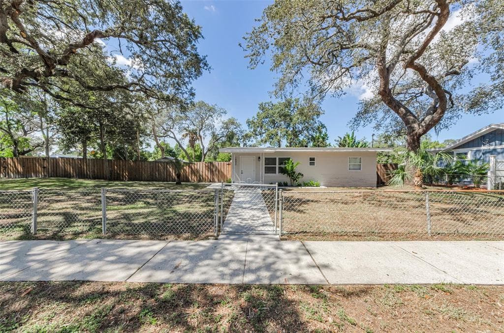 1992 CAROLINA AVENUE TARPON SPRINGS, FL 34689
