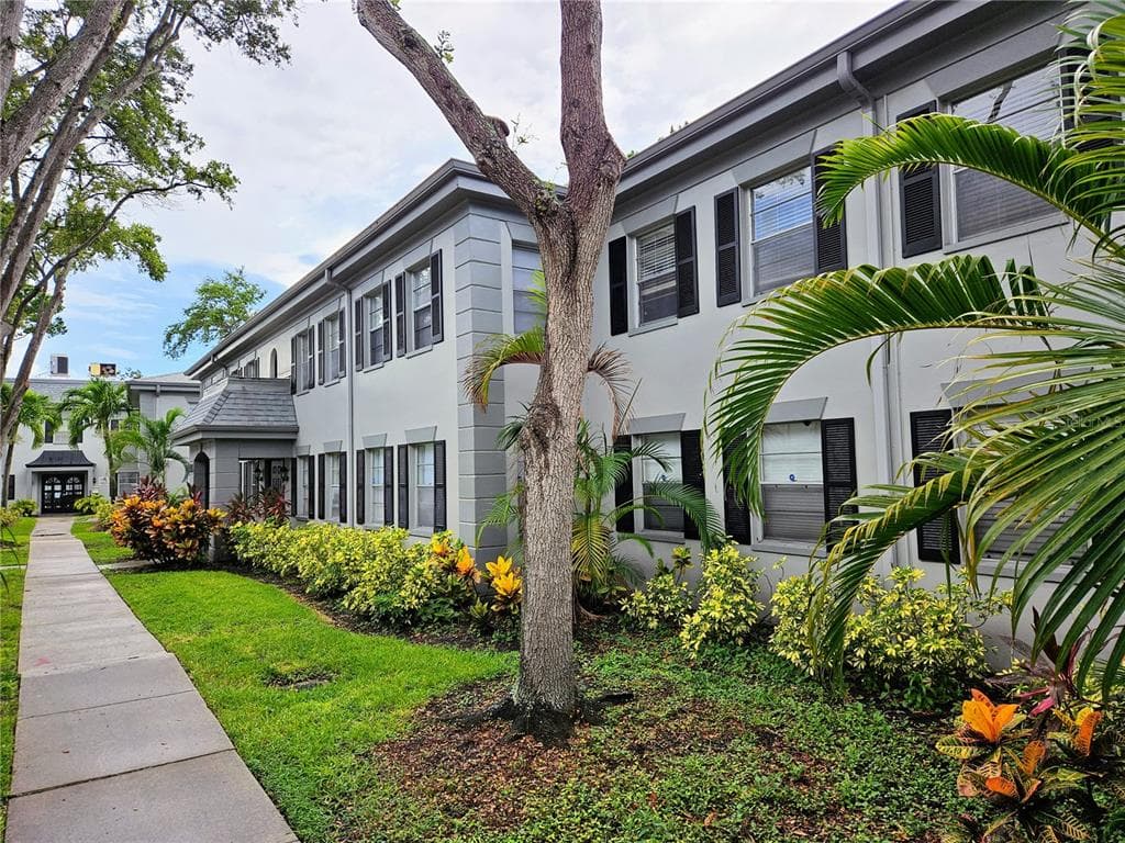 6930-A PLACE DE LA PAIX UNIT 1B SOUTH PASADENA, FL 33707