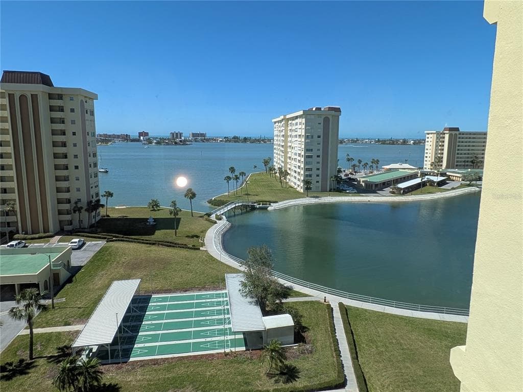 4575 COVE CIRCLE UNIT 904 ST PETERSBURG, FL 33708