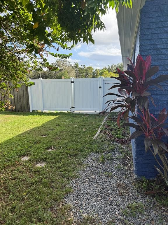 2113 E LUMSDEN ROAD VALRICO, FL 33594