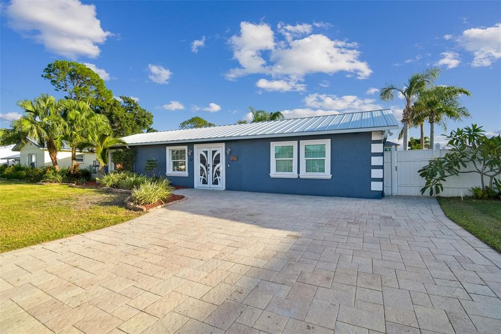 8708 THORNWOOD LANE TAMPA, FL 33615