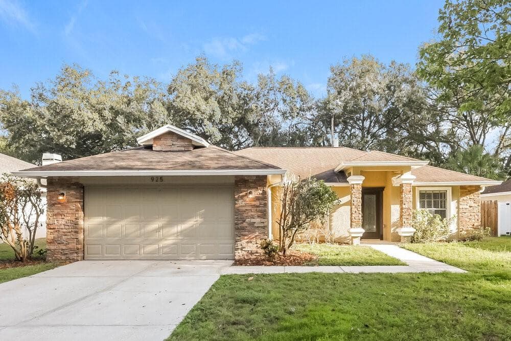 925 CLEARCREEK DRIVE TAMPA, FL 33613