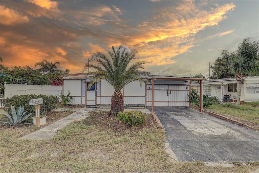 1852 HOYLE DRIVE HOLIDAY, FL 34691