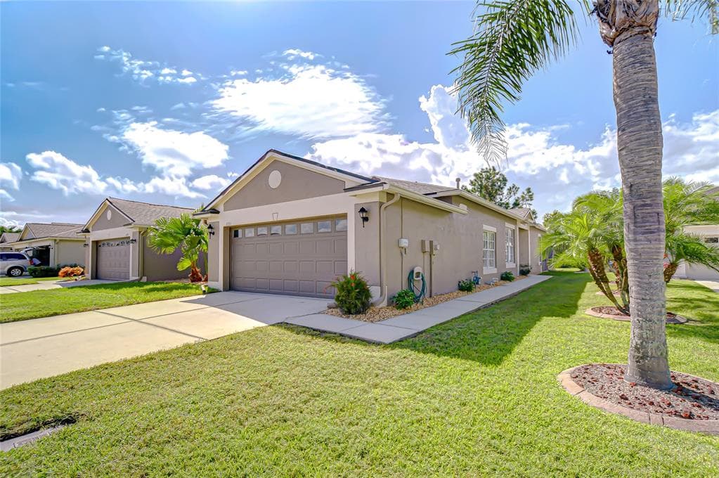 1131 WRIGHTSWYNDE COURT WESLEY CHAPEL, FL 33543