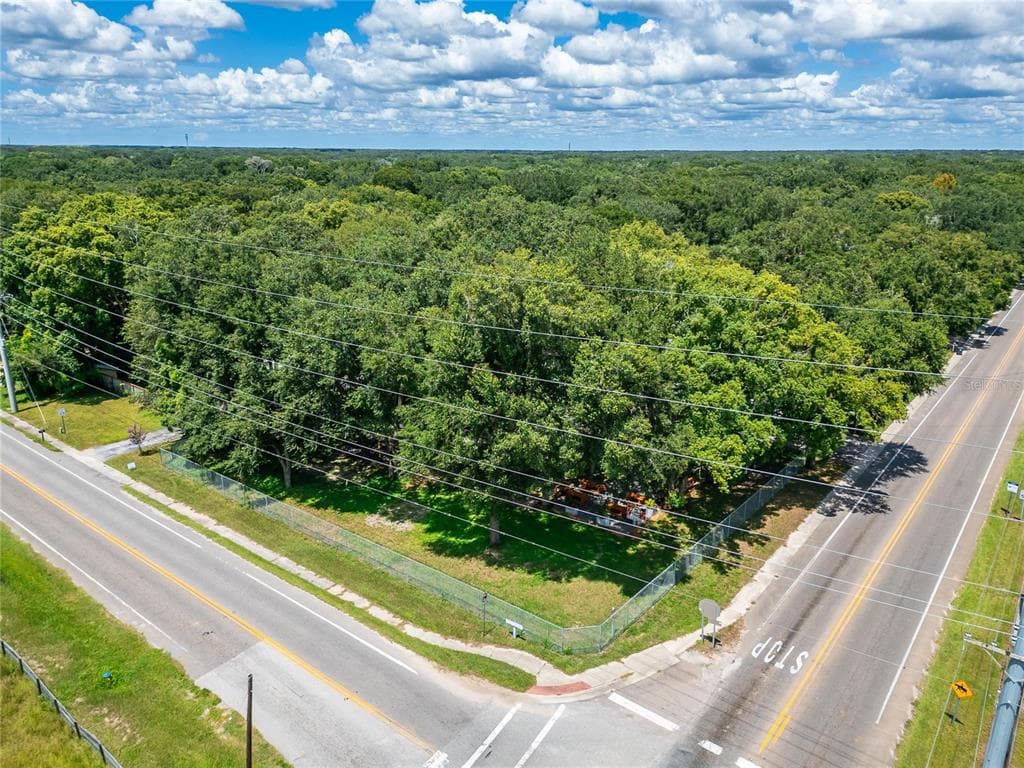 10516 579 HIGHWAY THONOTOSASSA, FL 33592