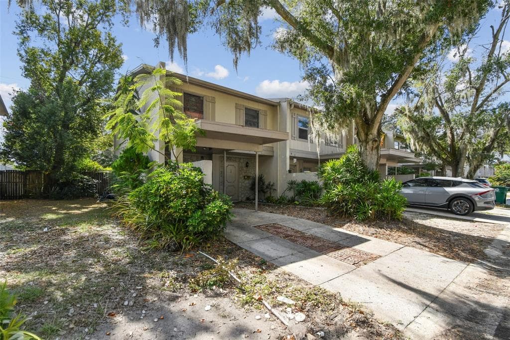 5264 TENNIS COURT CIRCLE UNIT 5 TAMPA, FL 33617