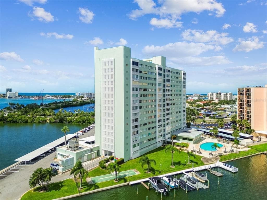 31 ISLAND WAY UNIT 505 CLEARWATER BEACH, FL 33767