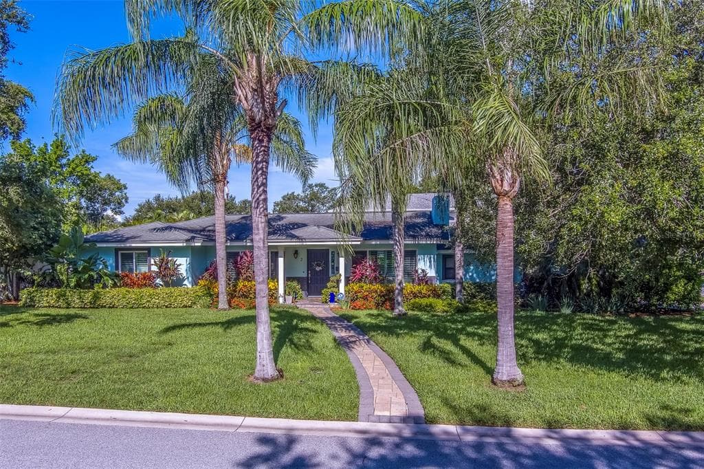 2 EVONAIRE CIRCLE BELLEAIR, FL 33756
