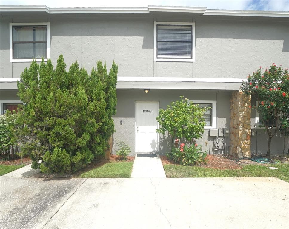 10049 LAKE OAK CIRCLE TAMPA, FL 33624