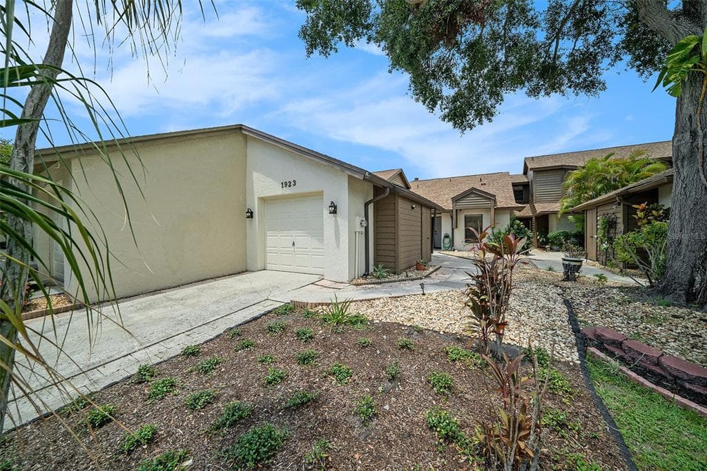 1923 BAYSHORE COURT SAFETY HARBOR, FL 34695