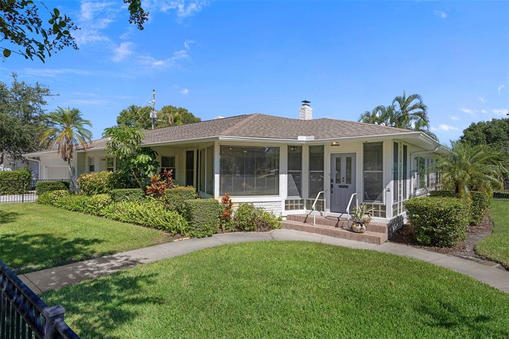 105 17TH AVENUE NE ST PETERSBURG, FL 33704