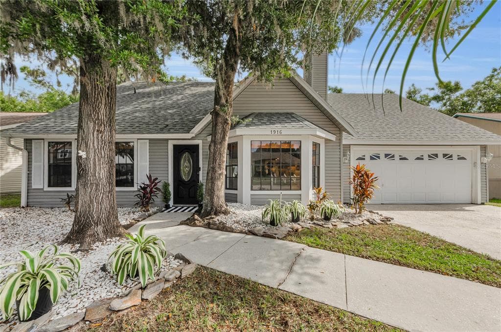 1916 RIVER CROSSING DRIVE VALRICO, FL 33596