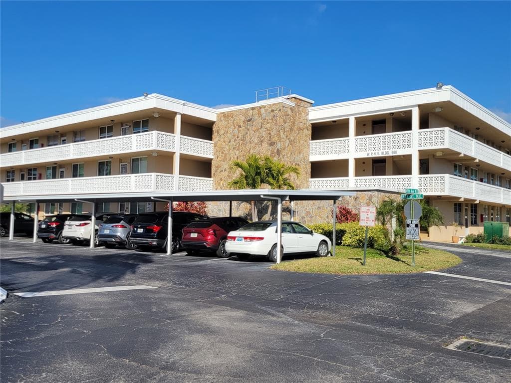 4915 BAY STREET NE UNIT 122 ST PETERSBURG, FL 33703