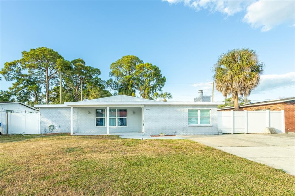 8207 TANGLEWOOD LANE TAMPA, FL 33615