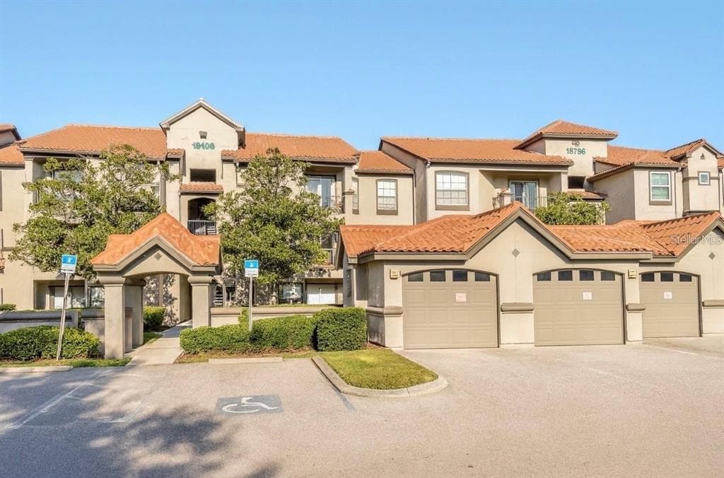18106 PEREGRINES PERCH PLACE UNIT 5209 LUTZ, FL 33558