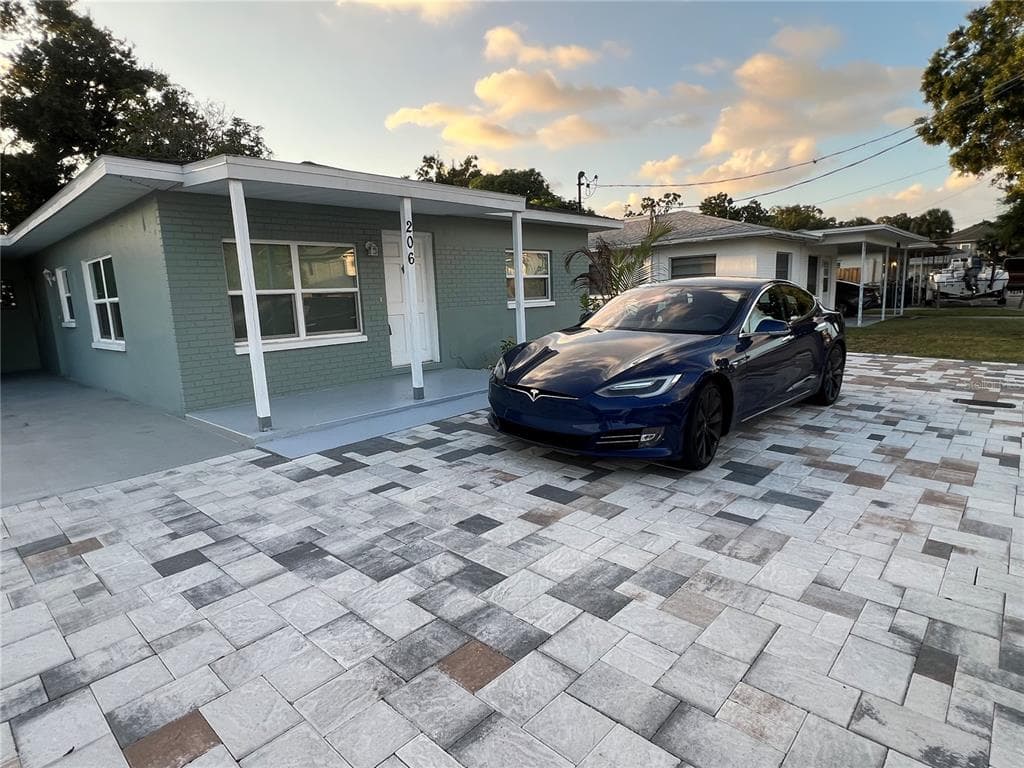 206 N HIMES AVENUE TAMPA, FL 33609