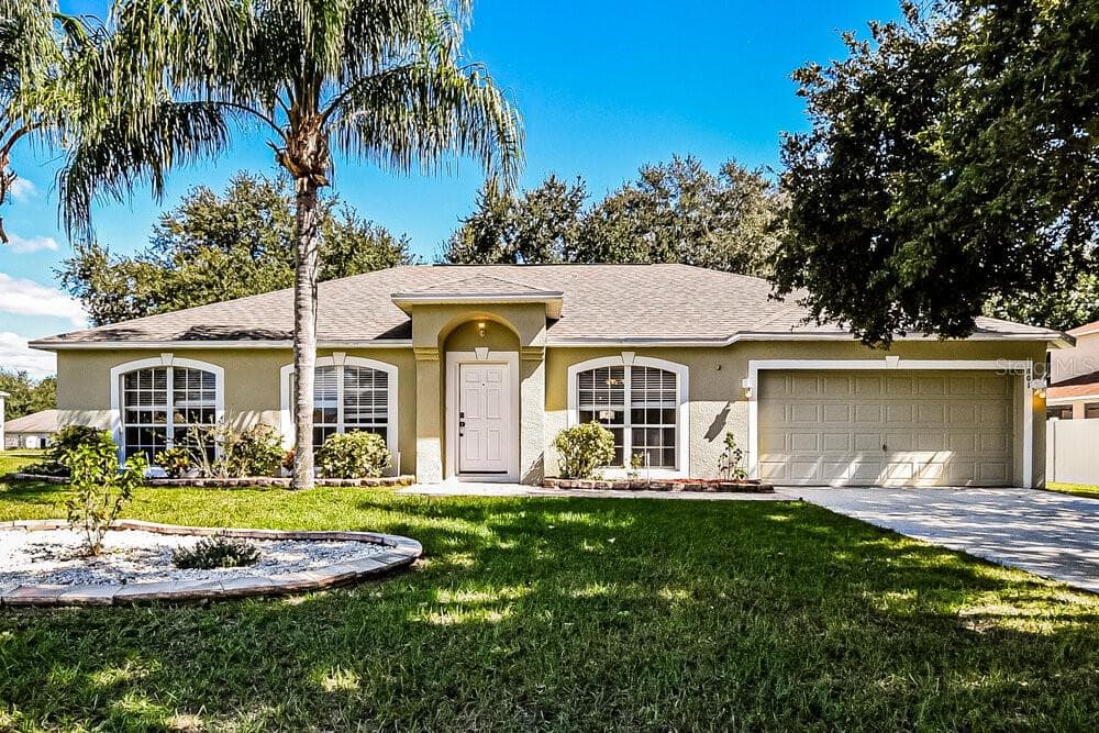 801 CLEAR BROOK COURT FRUITLAND PARK, FL 34731