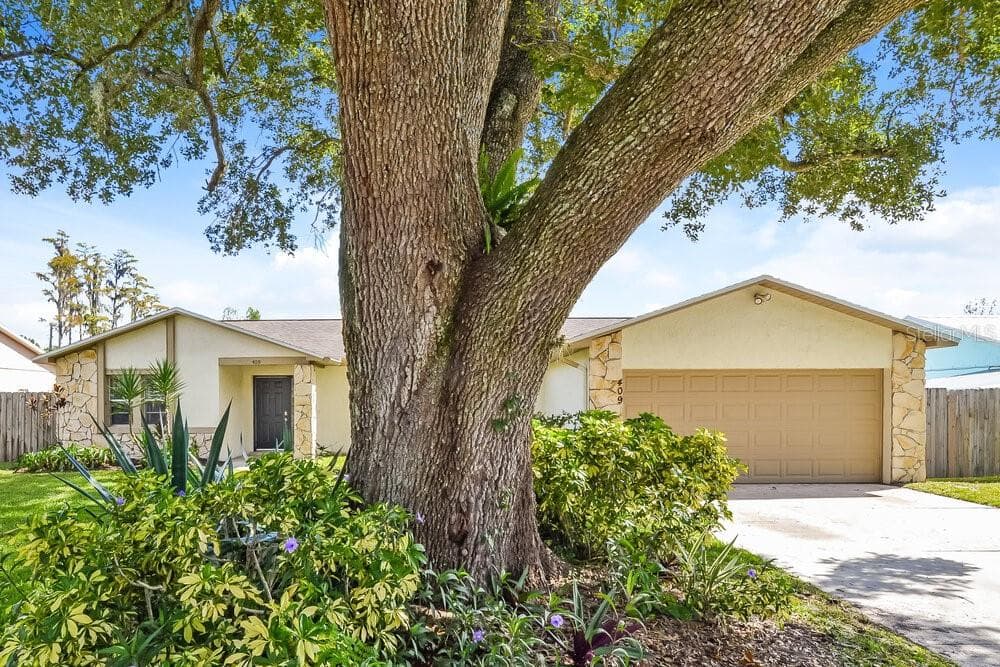 409 RIVERWOODS CIRCLE ORLANDO, FL 32825