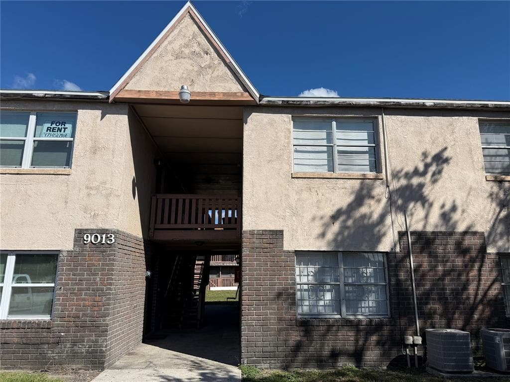 9013 WESTCHESTER CIRCLE UNIT 32 TAMPA, FL 33604