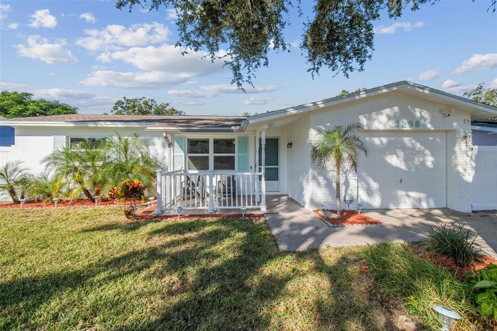 2208 LAUREN DRIVE LARGO, FL 33774
