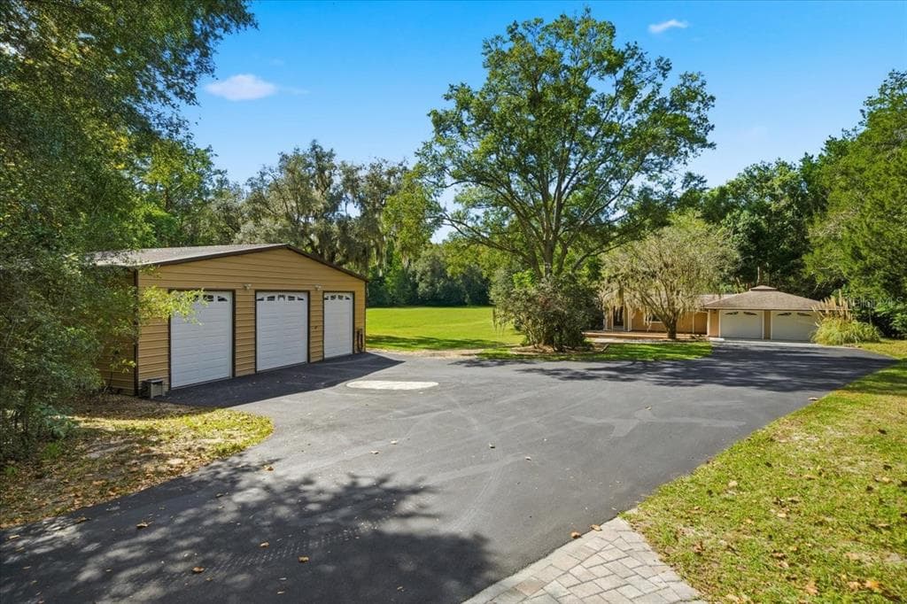 22063 LAKE LINDSEY ROAD BROOKSVILLE, FL 34601